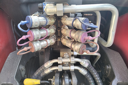 3 задних гидравлических выхода + 2 передних гидравлических выхода